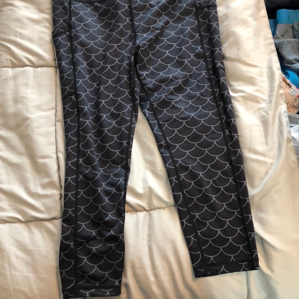 CVG Dragon Scales Capri. Size Large